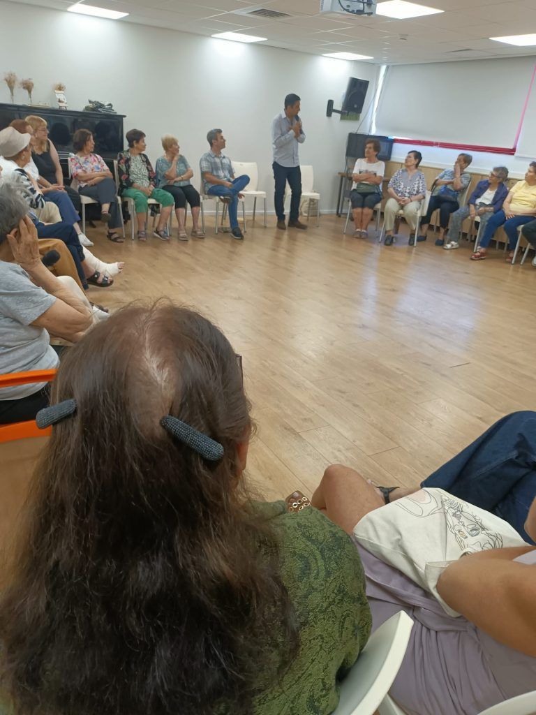 עובדי מי רמת גן במפגש עם ניצולי שואה במרכז עמך